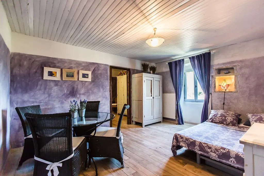 La Flor Azul Bed & Breakfast Grospierres