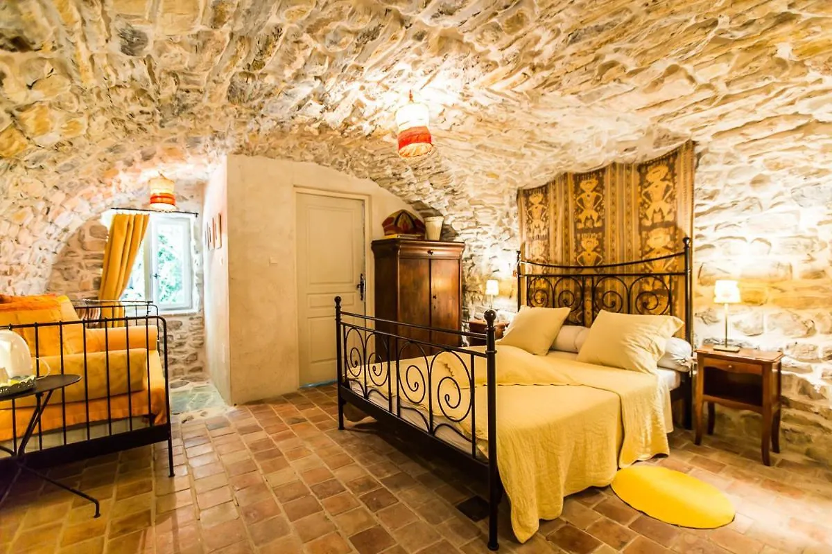 La Flor Azul Bed & Breakfast Grospierres 2*,  France