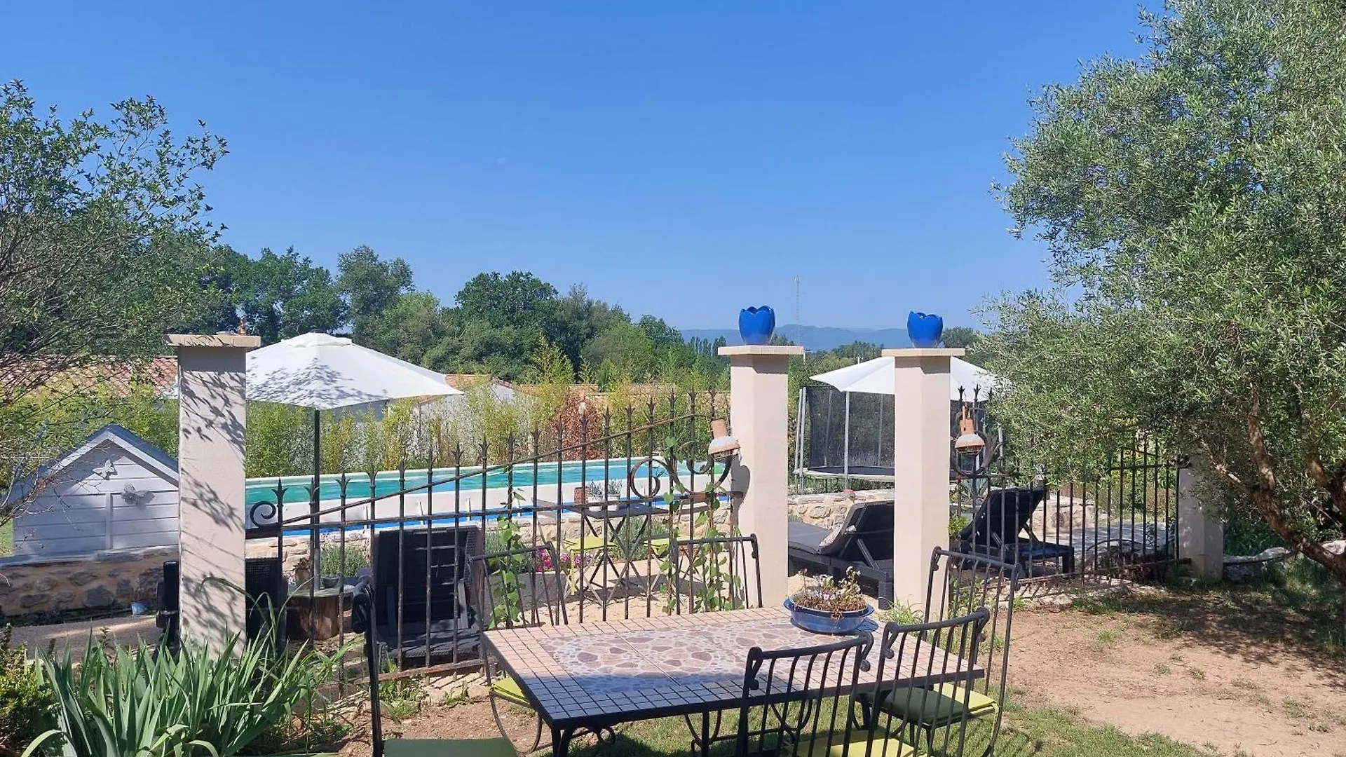 La Flor Azul Bed & Breakfast Grospierres 2*,  France