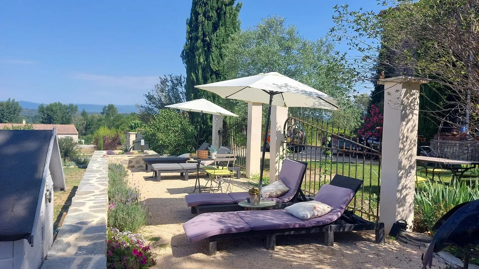 La Flor Azul Bed & Breakfast Grospierres