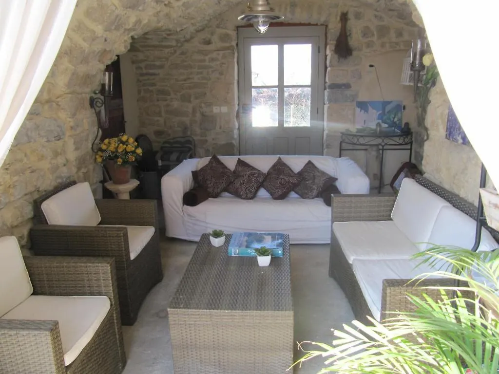 **  La Flor Azul Bed & Breakfast Grospierres France
